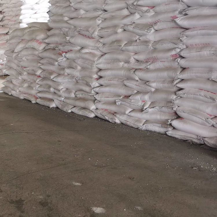 氯化钠工业盐——工业盐的核心形态与应用解读**\n\n工业盐是指以氯化钠（NaCl）为主要成分的非食用原盐，其纯度可能因杂质（如氯化镁、硫酸钙等）存在而有所差异，但核心成分仍以氯化钠为主。用于工业领域的盐，包括通过矿石开采、海上晒制或其余制盐途径获得的盐组分。简而言之，工业盐的本质依然是盐氯化钠为基础结构的多样性组成品种范畴未跳出化学框架定义范围主线侧重点可能变成具有相应的基础广泛应用与实际工业生产价值为核心归属性质标准化层次标不专用化食用领域部分检验阈值不深达到法定食用明文高强度限制度较高要求局面受限环